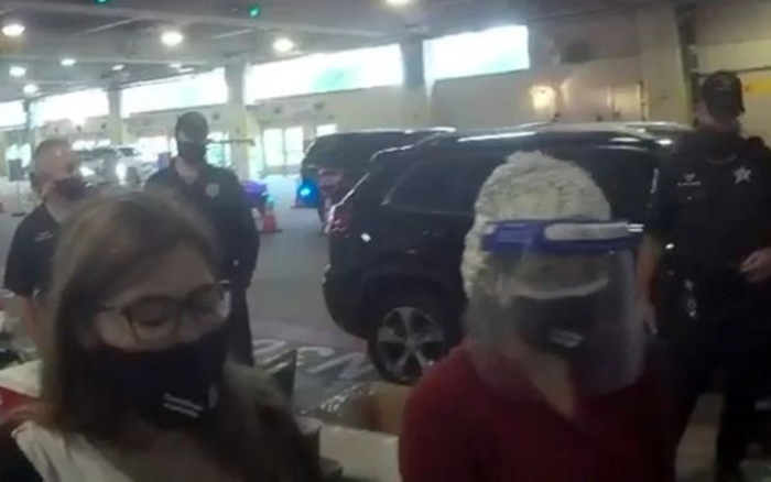 Hai phụ nữ trẻ hóa trang thành bà già để được tiêm vắc xin Covid-19