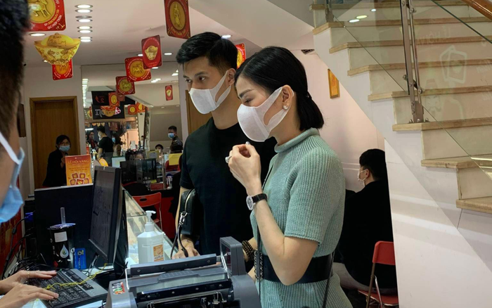 Lệ Quyên và 'tình trẻ' Lâm Bảo Châu lộ ảnh mua nhẫn cưới?