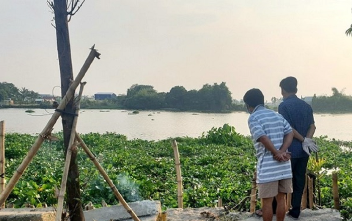 Tá hỏa phát hiện thi thể trùm kín đầu lẫn trong đám lục bình ở sông Sài Gòn