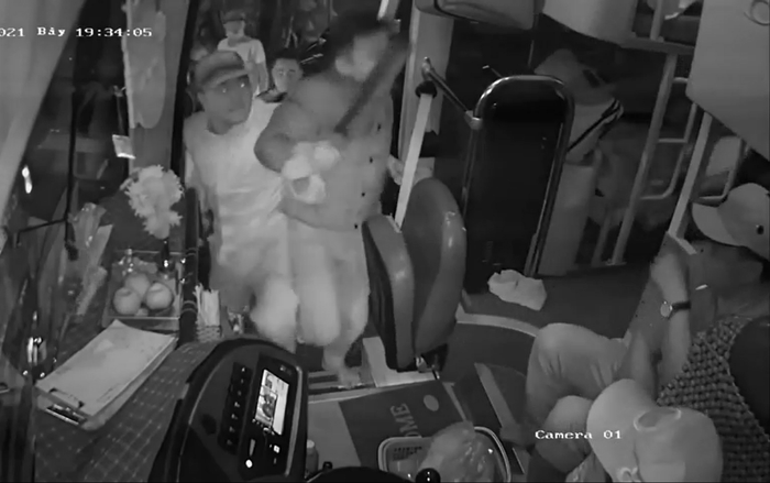 Clip: Nhiều nam thanh niên lao lên ô tô khách, hành hung tài xế lẫn phụ xe khiến dân mạng bức xúc