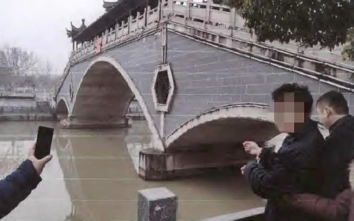 Cô gái không biết bơi nhảy xuống sông cứu bạn trai, không ngờ bị chính bạn trai hãm hại