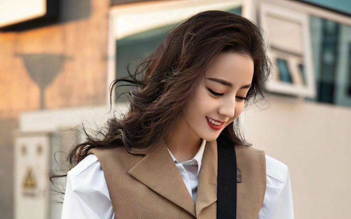 Sau tin đồn 'tái hợp' Hoàng Cảnh Du, Địch Lệ Nhiệt Ba khoe thân hình bốc lửa