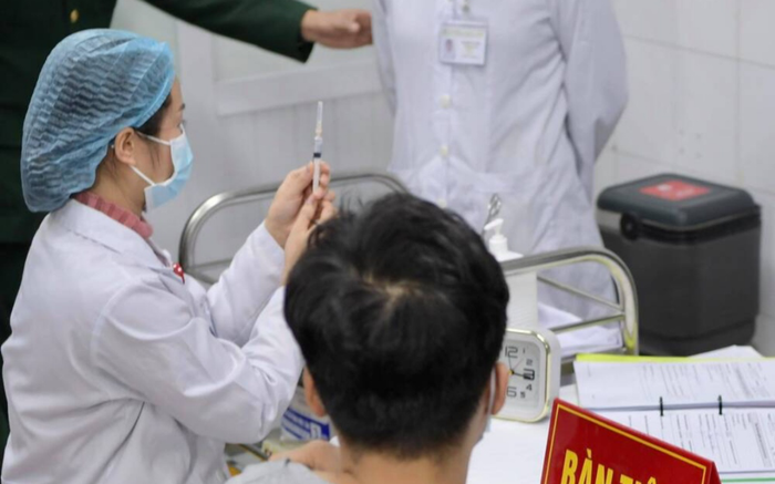 Những ai sẽ được tiêm vắc xin ngừa COVID-19 đầu tiên tại Việt Nam?