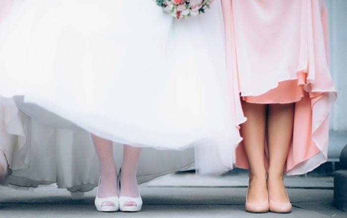 Phù dâu có hành động bất ngờ với chú rể trong đám cưới khiến cô dâu chết lặng