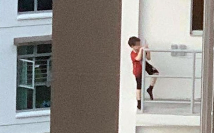 Bé trai bám cửa sổ tầng 11 hồi lâu, hỏi ra mới biết lý do khiến nhiều người 'giật mình'
