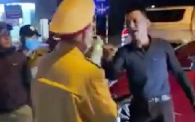 Tạm đình chỉ dạy đối với thầy giáo thách thức Cảnh sát giao thông, tát học sinh ngay trong giờ học