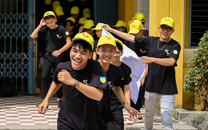 Đua nhau với ý tưởng 'chạm', teen cả nước tung loạt shoot hình độc lạ
