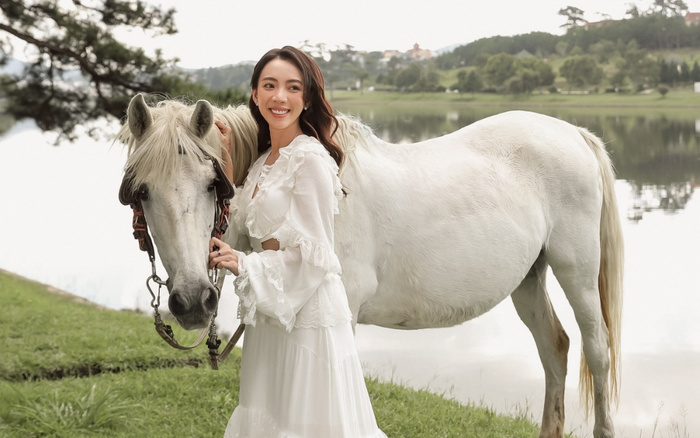 Thu Trang xinh đẹp ngày đầu năm, hé lộ về chuyện 'đứng sau' Tiến Luật