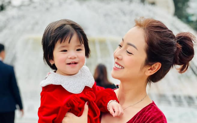 Jennifer Phạm hiếm hoi khoe ảnh con gái út, fan thả tim không ngớt