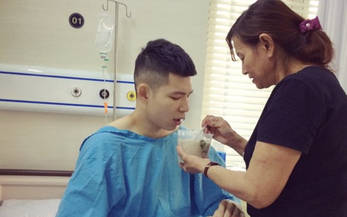 'Phi công' của Ngọc Trinh lên bàn mổ ở tuổi 20: Nước mắt chảy ròng, mẹ đút từng thìa cháo