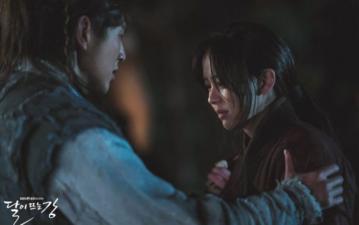 'Sông đón trăng lên': Kim So Hyun lấy lại ký ức nhưng đau lòng hơn khi vua cha lại ngỡ cô là ma