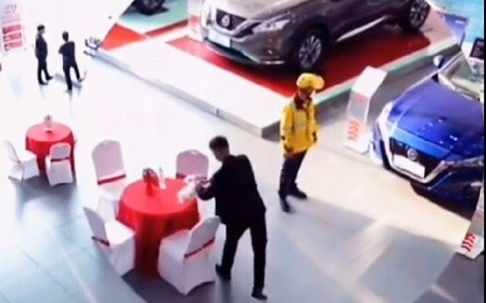 Tới giao đồ ăn cho khách, chàng shipper 'tiện tay' mua luôn siêu xe, câu nói sau đó của anh càng sốc hơn