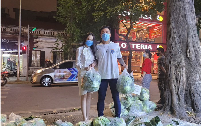 Vợ chồng Tuấn Hưng - Hương Baby giải cứu nông sản giúp bà con Hải Dương