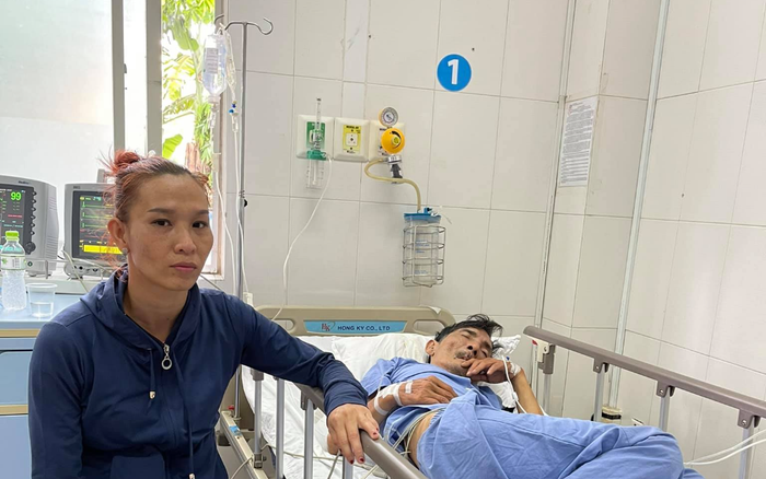 Vợ diễn viên Thương Tín túc trực bên giường bệnh chăm sóc chồng, đồng nghiệp kêu gọi ủng hộ viện phí