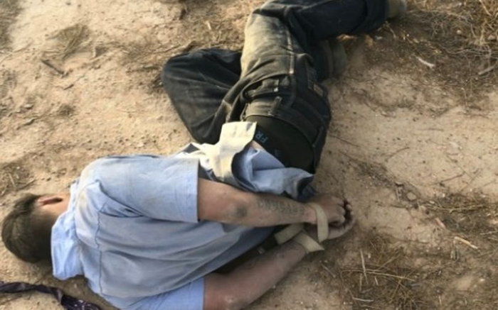 Thanh niên tự trói tay sau lưng, nhét khăn vào miệng rồi ngã lăn ra đường với lý do 'khó đỡ'