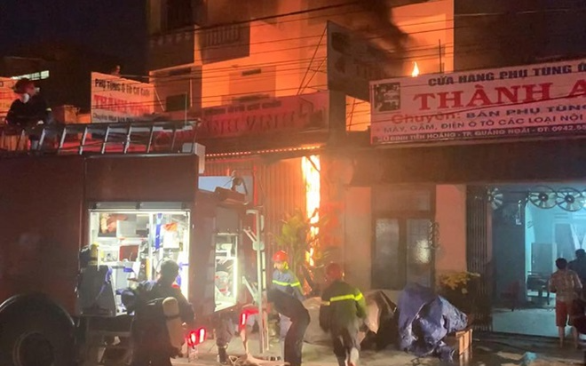 Kịp thời giải cứu hai cha con mắc kẹt trong ngôi nhà bốc cháy dữ dội