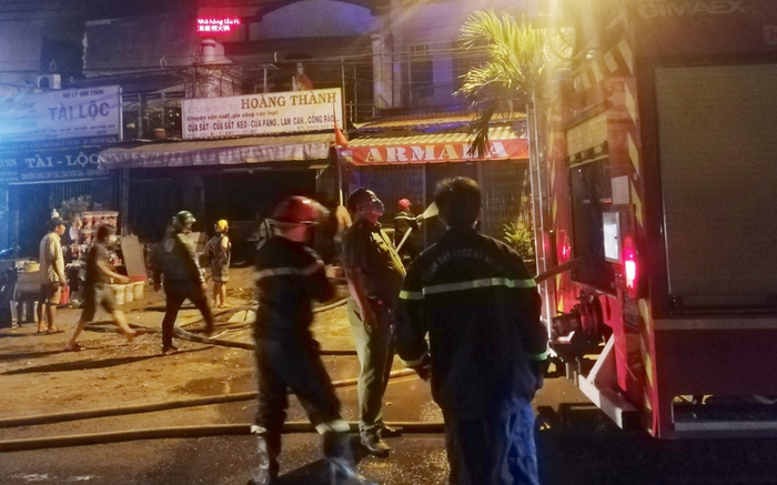 Căn nhà 2 tầng bốc cháy trong đêm, 2 nữ sinh kịp thời thoát nạn