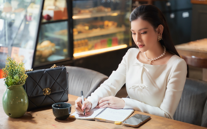 Thu Thuỷ hoá 'tổng tài' đầy quyền lực nhưng không kém phần gợi cảm