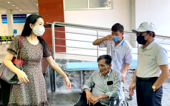 Nghệ sĩ Thương Tín xuất viện, có thể đứng lên đi lại được