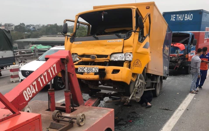 Hà Nội: 4 ô tô đâm liên hoàn trên cầu Thanh Trì, một số xe 'dính' vào nhau gây ùn tắc cục bộ