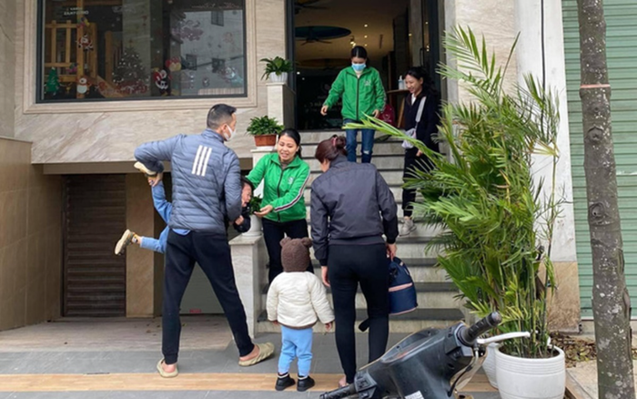 Dở khóc dở cười trước khoảnh khắc phụ huynh vật lộn với con nhỏ trong ngày đầu đi học sau Tết