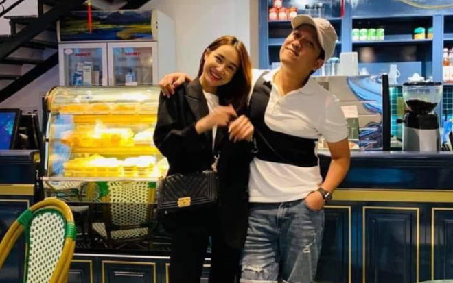 Trường Giang diện quần short, dép tổ ong trốn con đi chơi cùng với bà xã Nhã Phương