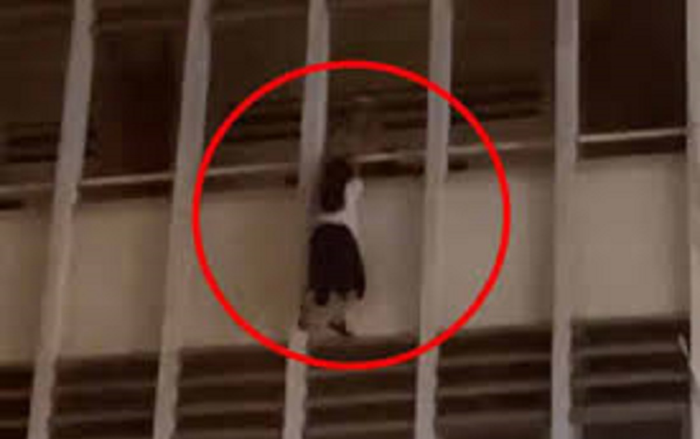 Nguyên nhân nữ sinh treo lơ lửng ngoài lan can tầng 3 trường học ở TP.HCM