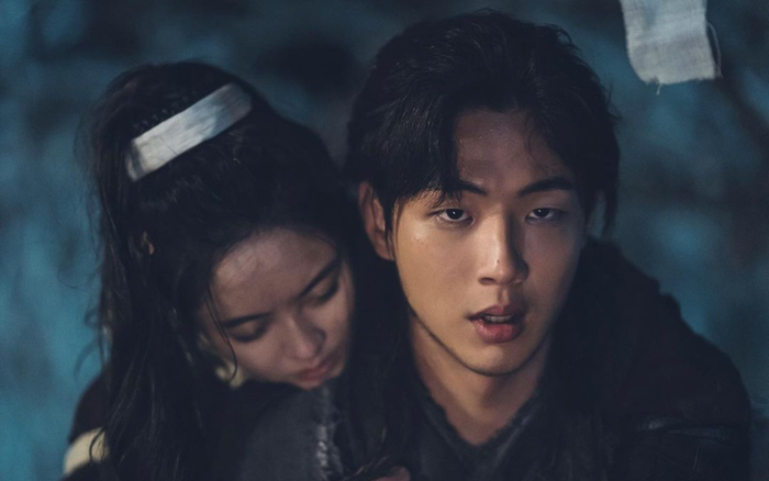 Jisoo quỳ gối xin lỗi vì scandal bạo lực học đường: Sợ liên lụy Kim So Hyun!