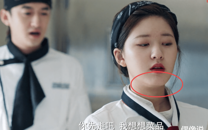 Triệu Lộ Tư mặt sưng phồng, lộ cằm ngấn mỡ kém sang: Không khác gì một người hầu của Dương Dương!