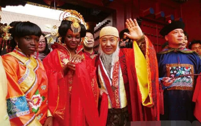 Si mê nàng thơ châu Phi kém 21 tuổi, vị họa sĩ mạnh tay chi 142 tỷ làm đám cưới