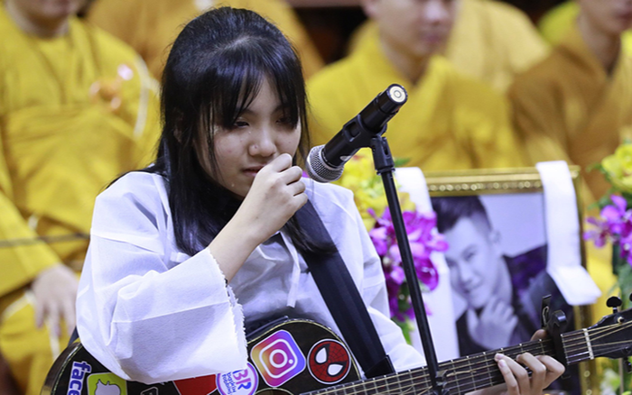 Con gái Vân Quang Long bị bạn bè tẩy chay, nức nở đòi mẹ cho nghỉ học