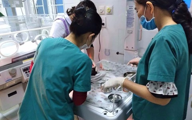 Bé gái sơ sinh bị bỏ rơi tại bãi biển Quảng Bình