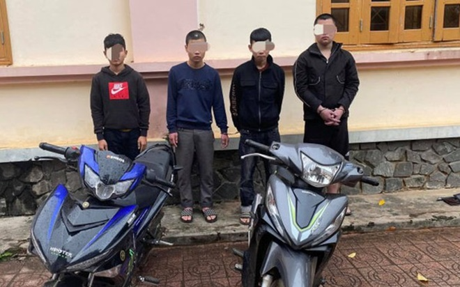 Bắt 4 đối tượng dùng gậy ba khúc đánh người đi đường cướp tài sản