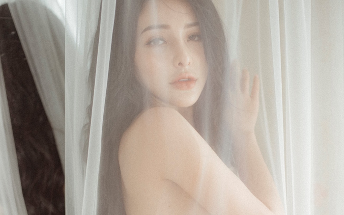 Lấy băng keo và dây thừng thay cho nội y, Ngân 98 bị chỉ trích gay gắt vì bộ ảnh khoe thân phản cảm