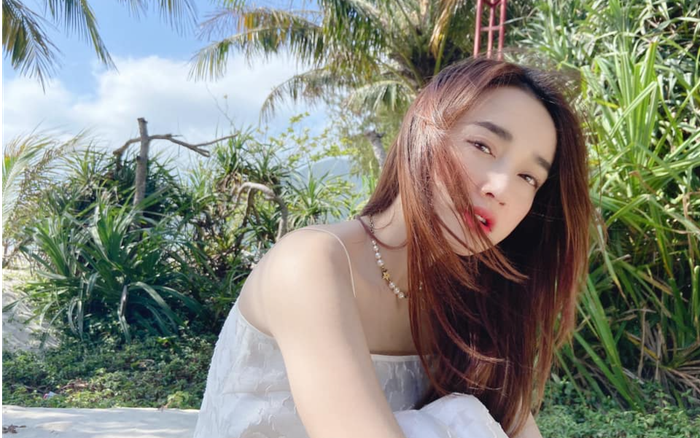 Nhã Phương khoe vai trần gợi cảm đính kèm lời ẩn ý: 'sắp tới ngày đó rồi'