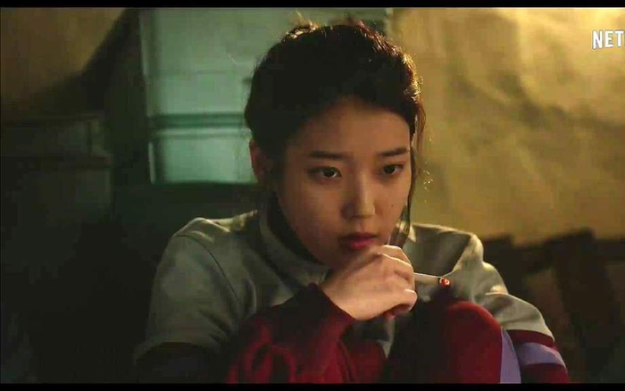 Những khoảnh khắc hiếm hoi idol hút thuốc lá trên màn ảnh: IU 'cool ngầu', D.O trông hơi fail