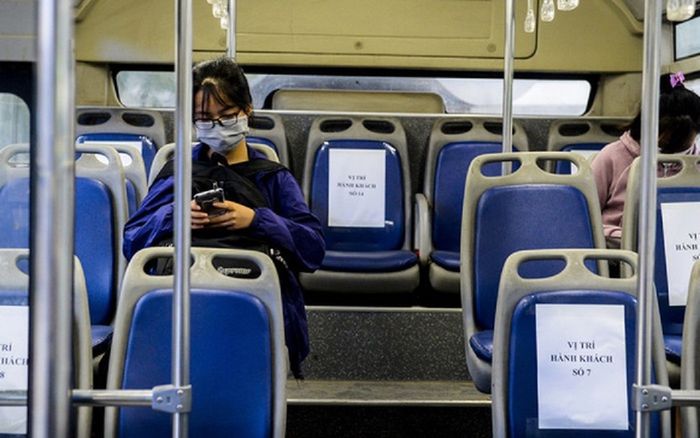 Bắt đầu từ 0h ngày 8/3, Hà Nội dừng giãn cách trên phương tiện vận tải công cộng