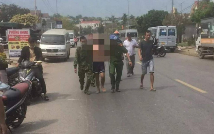 Dùng súng khống chế nam thanh niên ngáo đá, vác dao ra chém người đi đường và nhiều ô tô