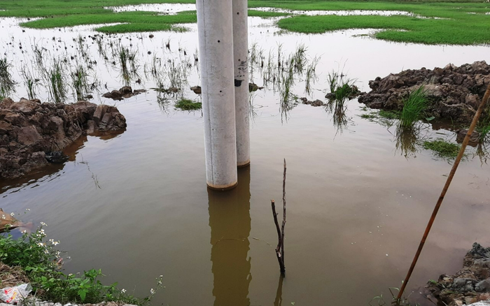 Hai anh em ruột đuối nước thương tâm dưới hố chôn cột điện