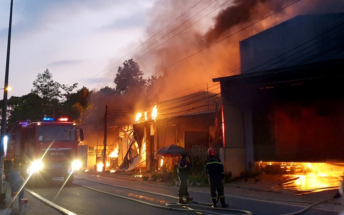 Lửa bùng phát dữ dội thiêu rụi dãy ki ôt và nhà dân ở Bình Dương