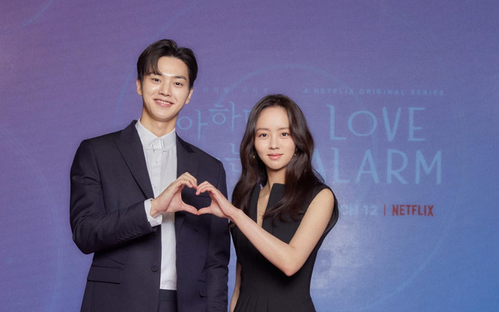 'Nàng Mưa' Kim So Hyun, ton-sur-ton với Song Kang tham gia buổi họp báo Love Alarm 2