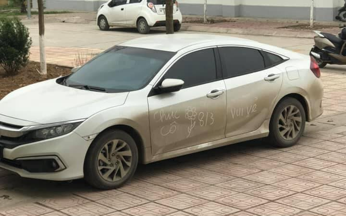 Nhân dịp 8/3, hội học trò nảy ra sáng kiến tặng quà khiến cô giáo... ngã ngửa vì bất ngờ