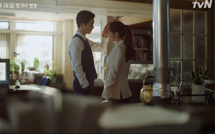 'Vincenzo' tập 5: Phải chăng Song Jong Ki đã yêu ngay từ cái búng trán