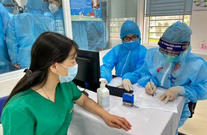 Thứ trưởng Bộ Y tế: 'Những người tiêm xong đều an toàn, vui vẻ, thoải mái'