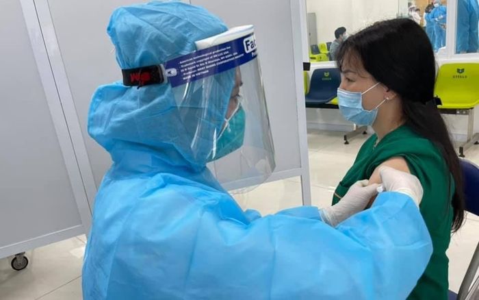 Chùm ảnh: Những mũi tiêm vaccine COVID-19 đầu tiên tại Hà Nội, TP.HCM và Hải Dương