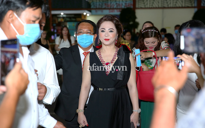 Vợ chồng Dũng "lò vôi" lần đầu xuất hiện trước công chúng sau vụ tố "thần y" lừa đảo