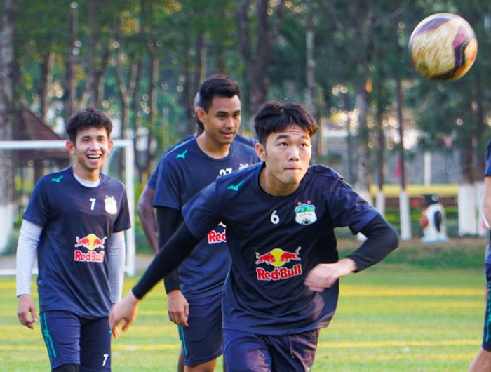 Xuân Trường phiên dịch cho Kiatisak, mong đàn em không 'dành thanh xuân để trụ hạng'