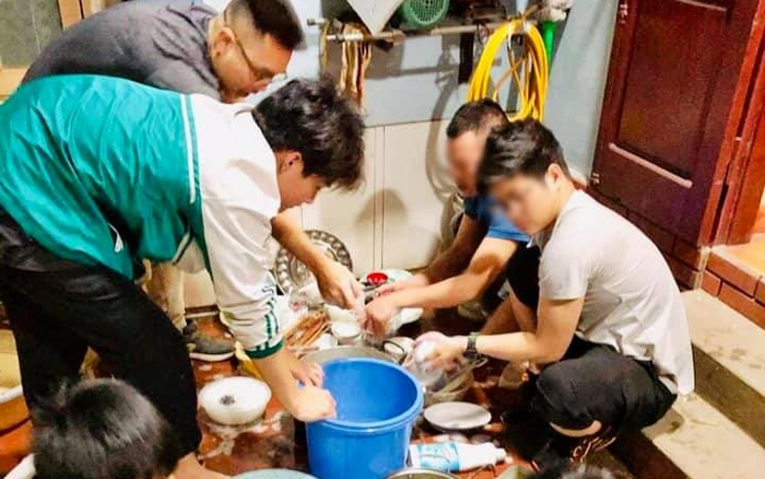 'Cánh mày râu nhà người ta' kéo nhau ra rửa bát trong ngày 8/3 khiến chị em phụ nữ phải bật cười