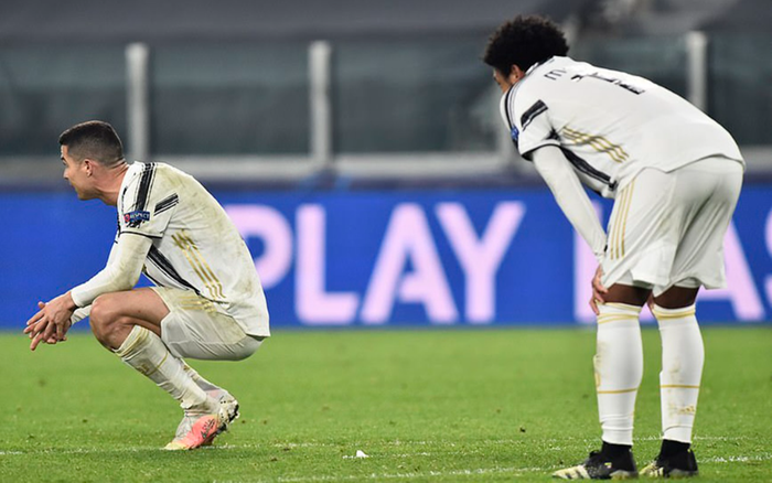 Ronaldo bất lực nhìn Juventus bị loại ở vòng knock-out Champions League