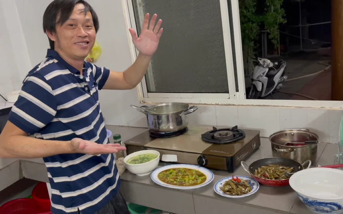 Không kỳ công, kênh Youtube của Hoài Linh chỉ đơn giản bắt hến, làm cơm bình dị vô cùng